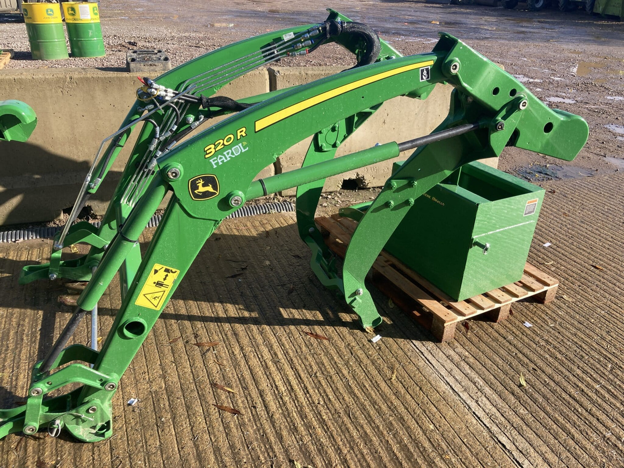 John Deere 320R Front Loader - Traktori - etukuormain: kuva John Deere 320R Front Loader - Traktori - etukuormain John Deere 320R Front Loader - Traktori - etukuormain: kuva John Deere 320R Front Loader - Traktori - etukuormain