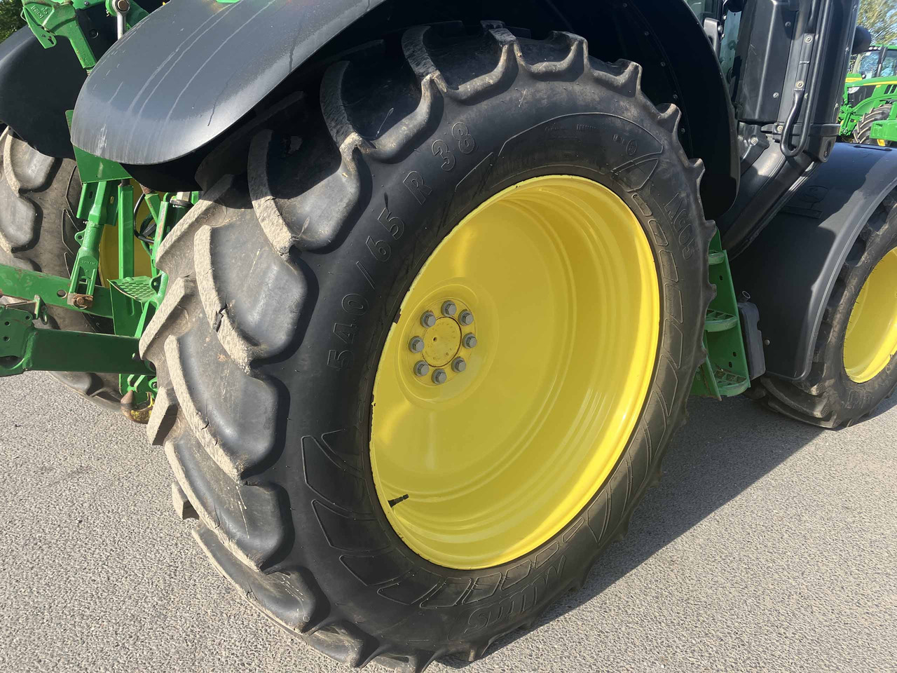 Traktori John Deere 6120M: kuva Traktori John Deere 6120M