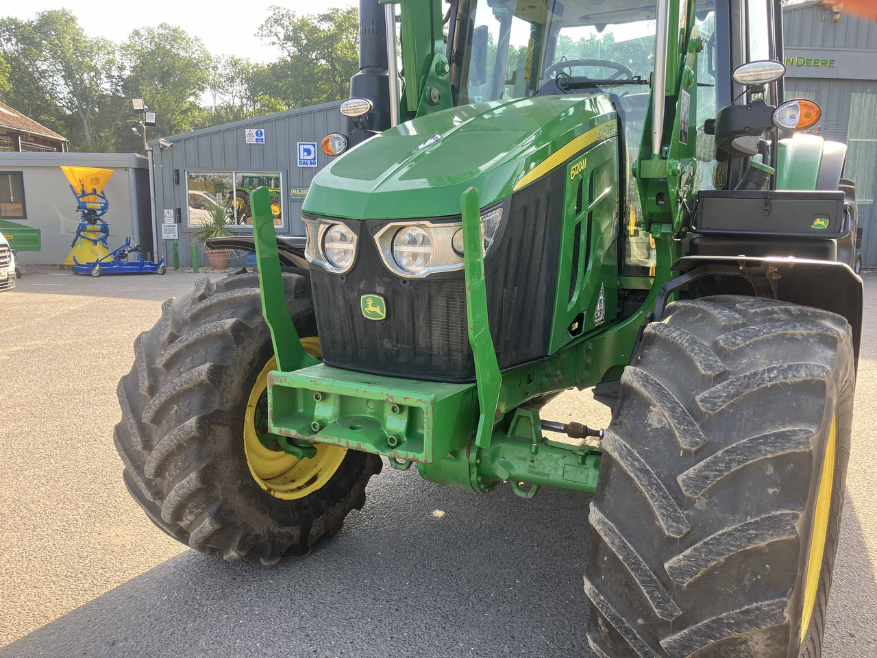 Traktori John Deere 6120M: kuva Traktori John Deere 6120M