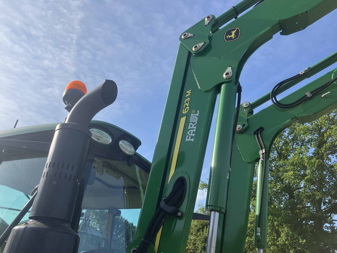 Traktori John Deere 6120M: kuva Traktori John Deere 6120M