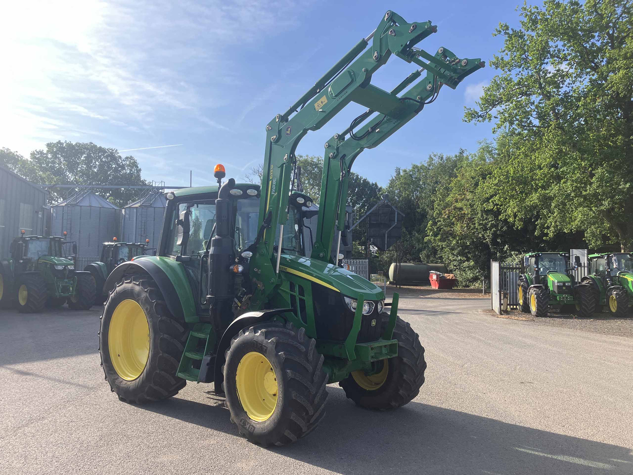 Traktori John Deere 6120M: kuva Traktori John Deere 6120M