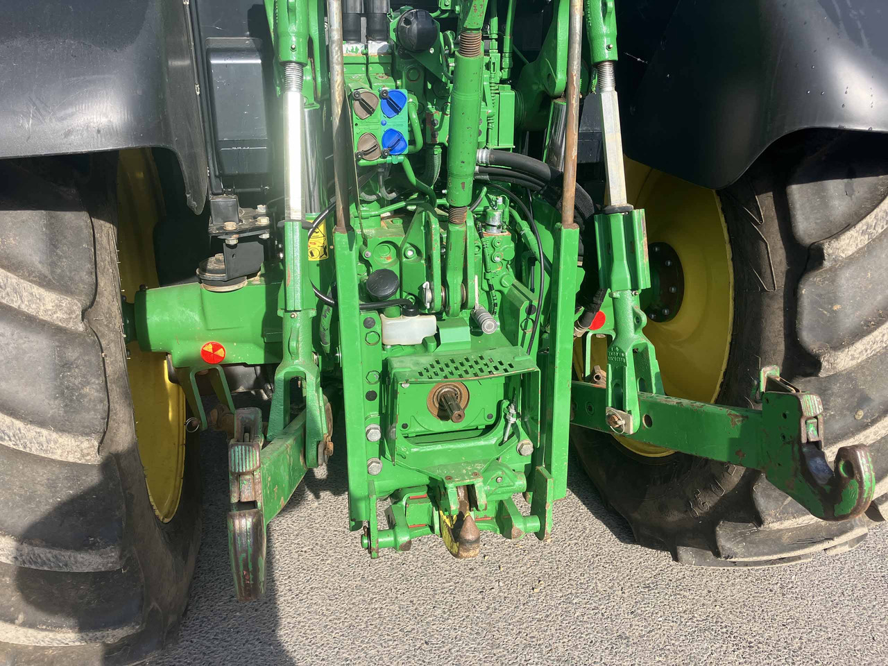 Traktori John Deere 6120M: kuva Traktori John Deere 6120M