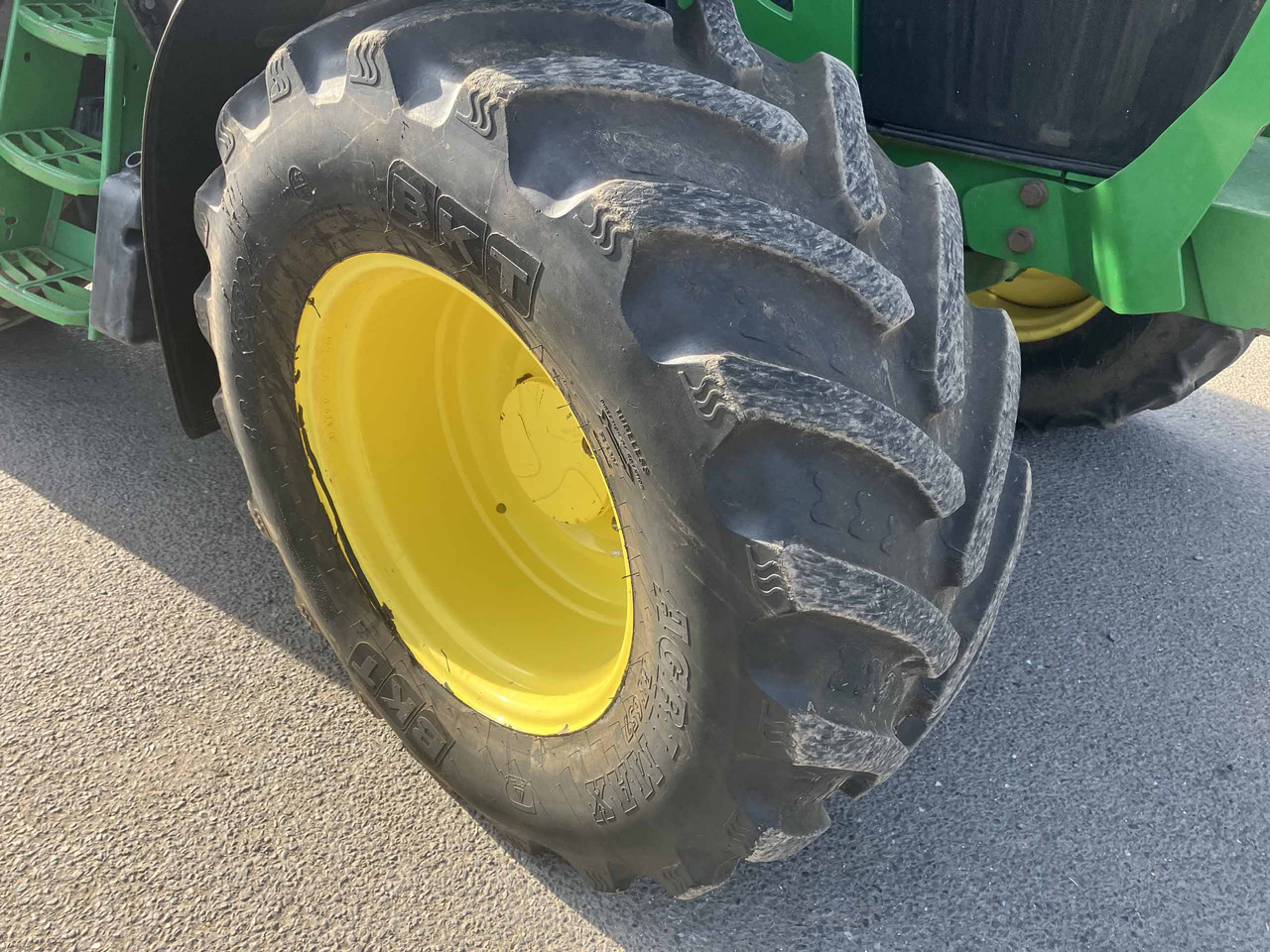 Traktori John Deere 6120M: kuva Traktori John Deere 6120M