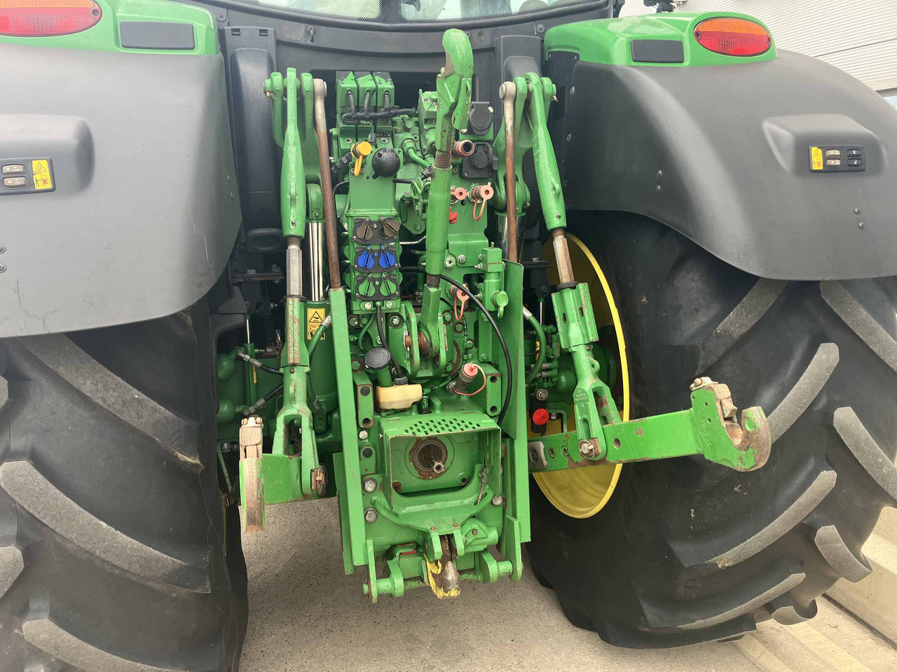 Traktori John Deere 6155R: kuva Traktori John Deere 6155R