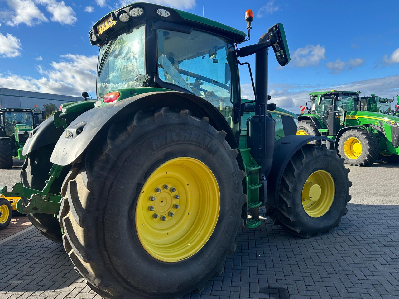 John Deere 6R 215 - Traktori: kuva  John Deere 6R 215 - Traktori John Deere 6R 215 - Traktori: kuva  John Deere 6R 215 - Traktori