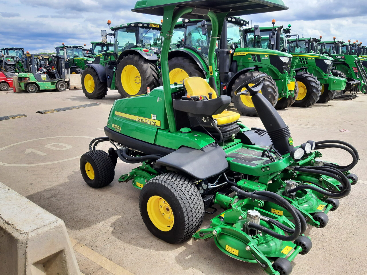 John Deere 8800A TerrainCut Mower - Ruohonleikkuri: kuva John Deere 8800A TerrainCut Mower - Ruohonleikkuri John Deere 8800A TerrainCut Mower - Ruohonleikkuri: kuva John Deere 8800A TerrainCut Mower - Ruohonleikkuri