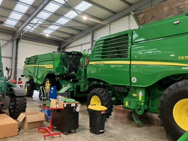 John Deere T670i - Leikkuupuimuri: kuva John Deere T670i - Leikkuupuimuri John Deere T670i - Leikkuupuimuri: kuva John Deere T670i - Leikkuupuimuri