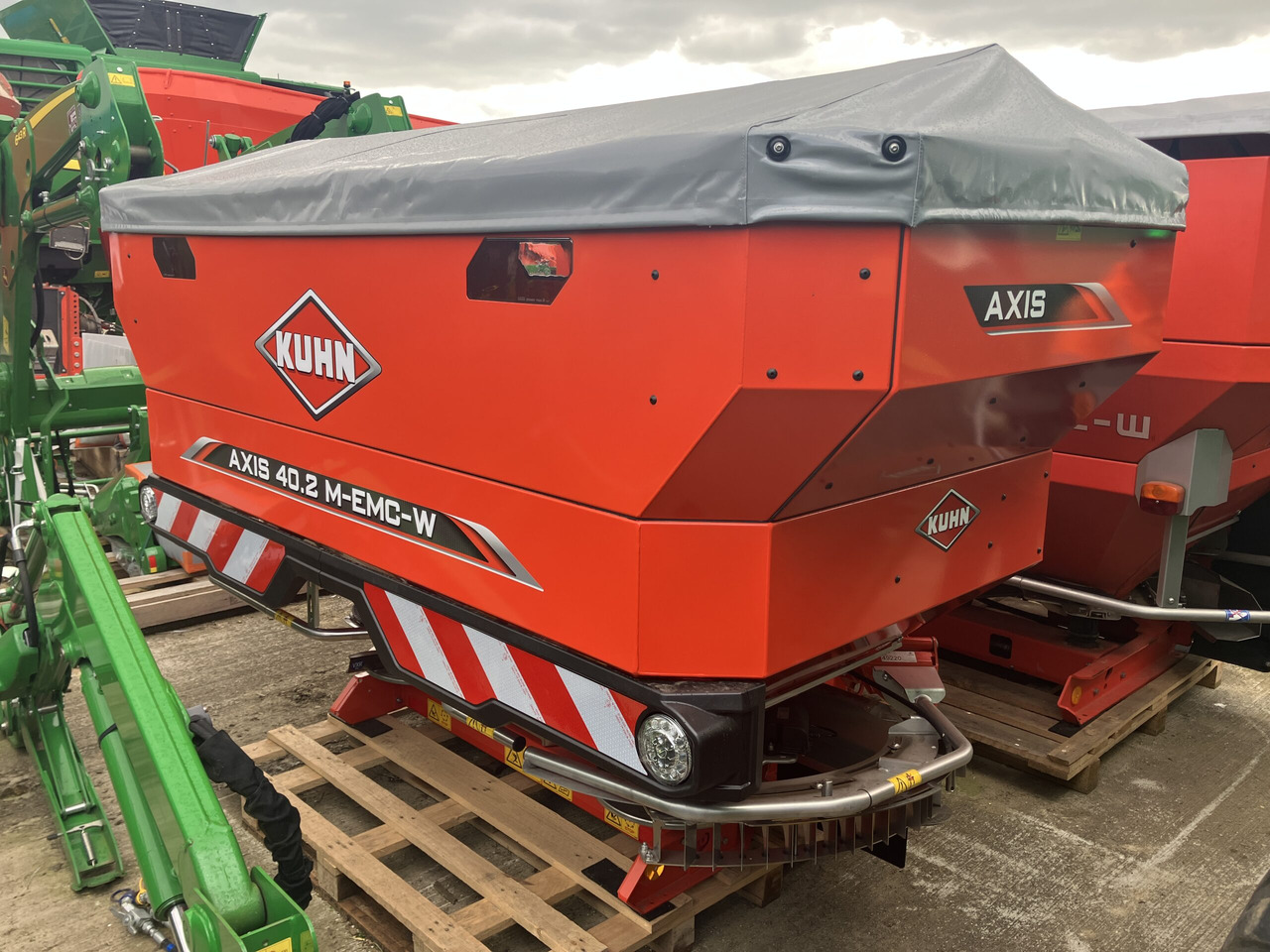 Kuhn Axis 40.2 M-EMC-W VS PRO - Lannoitteenlevitin: kuva Kuhn Axis 40.2 M-EMC-W VS PRO - Lannoitteenlevitin Kuhn Axis 40.2 M-EMC-W VS PRO - Lannoitteenlevitin: kuva Kuhn Axis 40.2 M-EMC-W VS PRO - Lannoitteenlevitin
