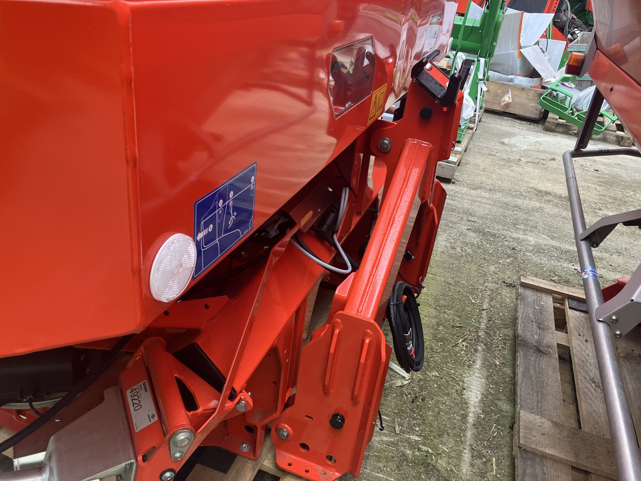 Kuhn Axis 40.2 M-EMC-W - Lannoitteenlevitin: kuva Kuhn Axis 40.2 M-EMC-W - Lannoitteenlevitin Kuhn Axis 40.2 M-EMC-W - Lannoitteenlevitin: kuva Kuhn Axis 40.2 M-EMC-W - Lannoitteenlevitin