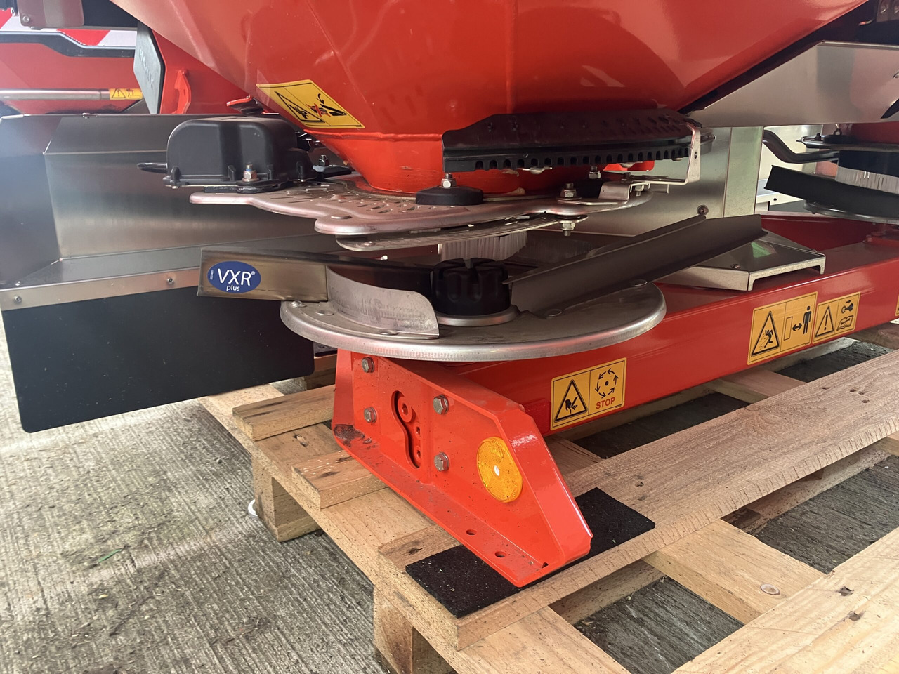 Kuhn Axis 40.2 M-EMC-W - Lannoitteenlevitin: kuva Kuhn Axis 40.2 M-EMC-W - Lannoitteenlevitin Kuhn Axis 40.2 M-EMC-W - Lannoitteenlevitin: kuva Kuhn Axis 40.2 M-EMC-W - Lannoitteenlevitin