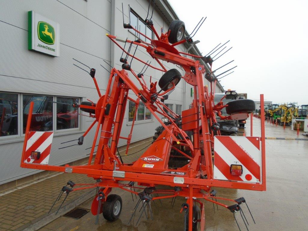 Kuhn GF 7802 - Pöyhin: kuva Kuhn GF 7802 - Pöyhin Kuhn GF 7802 - Pöyhin: kuva Kuhn GF 7802 - Pöyhin