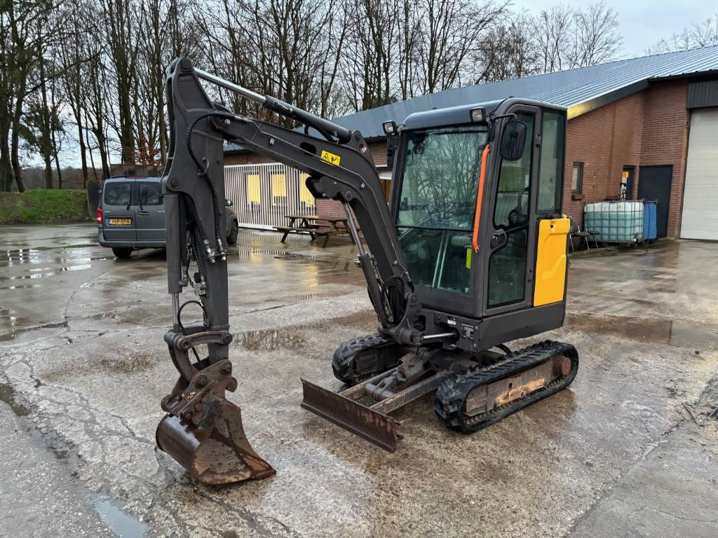 Volvo EC 20 E - Minikuormaaja: kuva Volvo EC 20 E - Minikuormaaja Volvo EC 20 E - Minikuormaaja: kuva Volvo EC 20 E - Minikuormaaja
