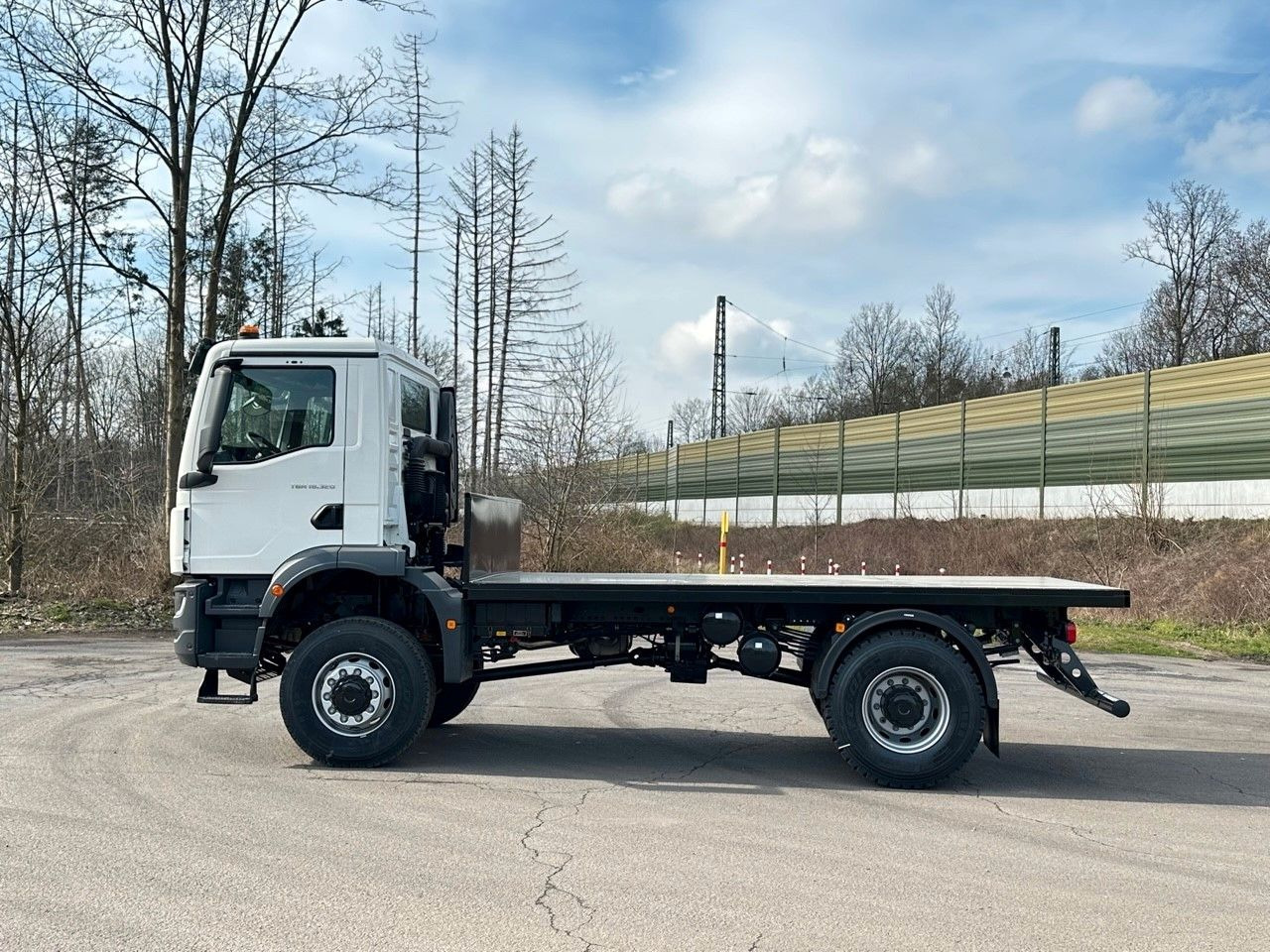 MAN TGM 18.320 4x4 Euro 6e Plato - Lava-kuorma-auto: kuva MAN TGM 18.320 4x4 Euro 6e Plato - Lava-kuorma-auto MAN TGM 18.320 4x4 Euro 6e Plato - Lava-kuorma-auto: kuva MAN TGM 18.320 4x4 Euro 6e Plato - Lava-kuorma-auto