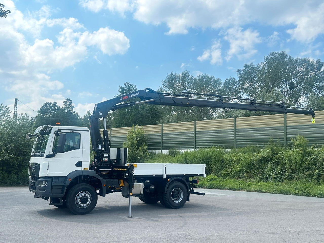 MAN TGM 18.320 4x4 Euro 6e Pritsche Hiab 228-4 Kran - Lava-kuorma-auto, Nosturiauto: kuva MAN TGM 18.320 4x4 Euro 6e Pritsche Hiab 228-4 Kran - Lava-kuorma-auto, Nosturiauto MAN TGM 18.320 4x4 Euro 6e Pritsche Hiab 228-4 Kran - Lava-kuorma-auto, Nosturiauto: kuva MAN TGM 18.320 4x4 Euro 6e Pritsche Hiab 228-4 Kran - Lava-kuorma-auto, Nosturiauto