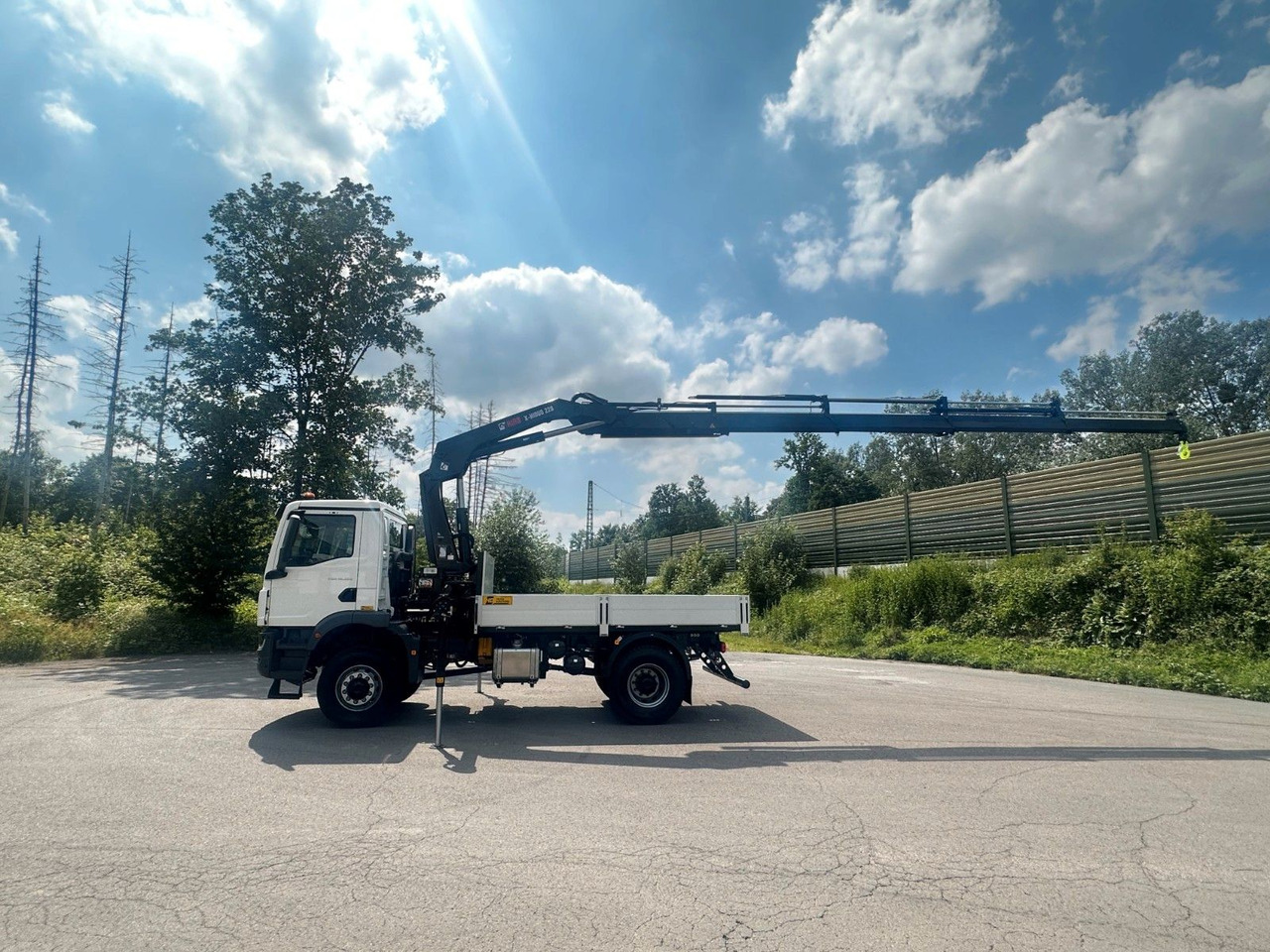 MAN TGM 18.320 4x4 Euro 6e Pritsche Hiab 228-4 Kran - Lava-kuorma-auto, Nosturiauto: kuva MAN TGM 18.320 4x4 Euro 6e Pritsche Hiab 228-4 Kran - Lava-kuorma-auto, Nosturiauto MAN TGM 18.320 4x4 Euro 6e Pritsche Hiab 228-4 Kran - Lava-kuorma-auto, Nosturiauto: kuva MAN TGM 18.320 4x4 Euro 6e Pritsche Hiab 228-4 Kran - Lava-kuorma-auto, Nosturiauto