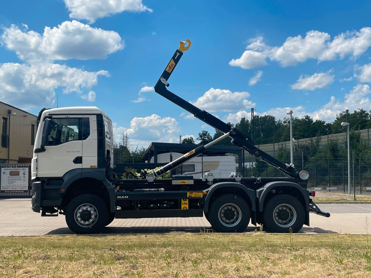 MAN TGS 33.440 6x6 Euro6e Hyva - Hiab MultiLift - Koukkulava kuorma-auto, Nosturiauto: kuva MAN TGS 33.440 6x6 Euro6e Hyva - Hiab MultiLift - Koukkulava kuorma-auto, Nosturiauto MAN TGS 33.440 6x6 Euro6e Hyva - Hiab MultiLift - Koukkulava kuorma-auto, Nosturiauto: kuva MAN TGS 33.440 6x6 Euro6e Hyva - Hiab MultiLift - Koukkulava kuorma-auto, Nosturiauto