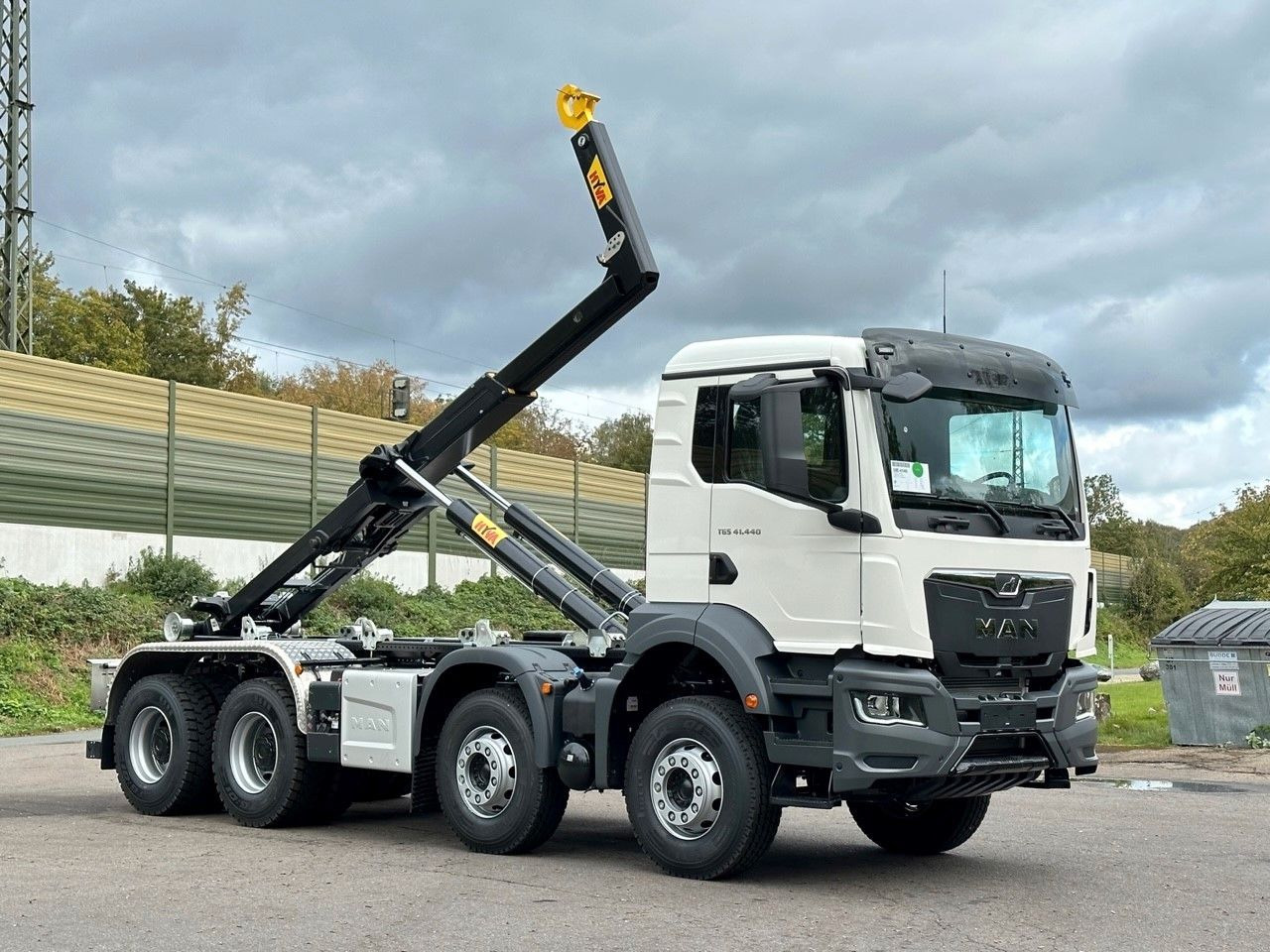 MAN TGS 41.440 8x4 Euro6e Hyva 26-55 Abrollkipper - Koukkulava kuorma-auto: kuva MAN TGS 41.440 8x4 Euro6e Hyva 26-55 Abrollkipper - Koukkulava kuorma-auto MAN TGS 41.440 8x4 Euro6e Hyva 26-55 Abrollkipper - Koukkulava kuorma-auto: kuva MAN TGS 41.440 8x4 Euro6e Hyva 26-55 Abrollkipper - Koukkulava kuorma-auto