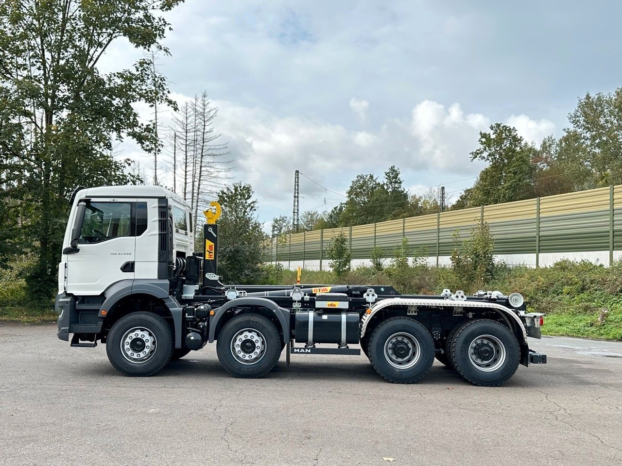 MAN TGS 41.440 8x4 Euro6e Hyva 26-55 Abrollkipper - Koukkulava kuorma-auto: kuva MAN TGS 41.440 8x4 Euro6e Hyva 26-55 Abrollkipper - Koukkulava kuorma-auto MAN TGS 41.440 8x4 Euro6e Hyva 26-55 Abrollkipper - Koukkulava kuorma-auto: kuva MAN TGS 41.440 8x4 Euro6e Hyva 26-55 Abrollkipper - Koukkulava kuorma-auto