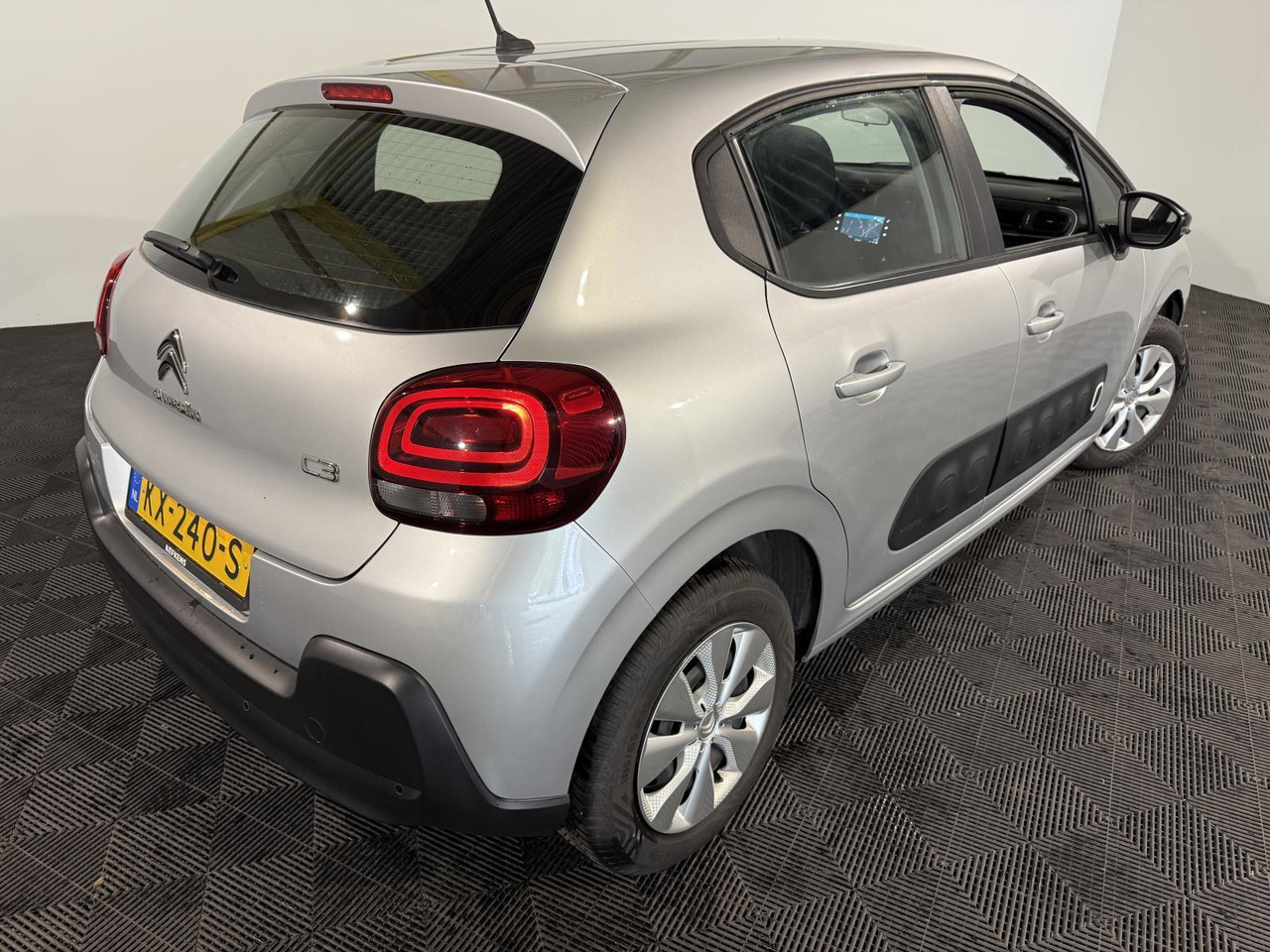 Citroen | C3 | 1.2 PureTech Feel 105g | 2016 | 175.577 km | KX240S | Logisch - Viistoperä: kuva  Citroen | C3 | 1.2 PureTech Feel 105g | 2016 | 175.577 km | KX240S | Logisch - Viistoperä Citroen | C3 | 1.2 PureTech Feel 105g | 2016 | 175.577 km | KX240S | Logisch - Viistoperä: kuva  Citroen | C3 | 1.2 PureTech Feel 105g | 2016 | 175.577 km | KX240S | Logisch - Viistoperä