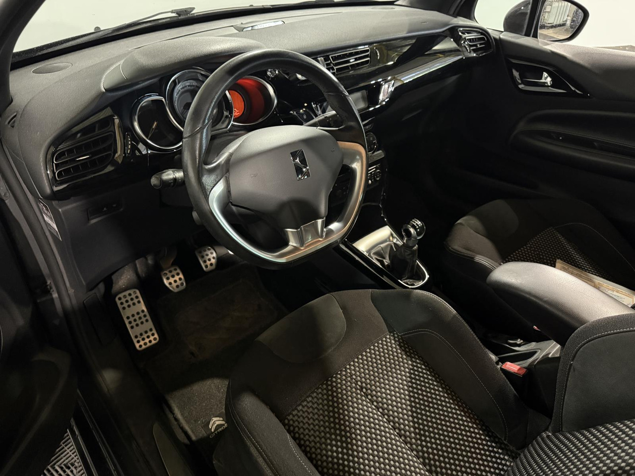Citroen DS3 1.6 e-HDi So Chic | 2012 | 277.448 km | 14-XLR-7 - Viistoperä: kuva Citroen DS3 1.6 e-HDi So Chic | 2012 | 277.448 km | 14-XLR-7 - Viistoperä Citroen DS3 1.6 e-HDi So Chic | 2012 | 277.448 km | 14-XLR-7 - Viistoperä: kuva Citroen DS3 1.6 e-HDi So Chic | 2012 | 277.448 km | 14-XLR-7 - Viistoperä