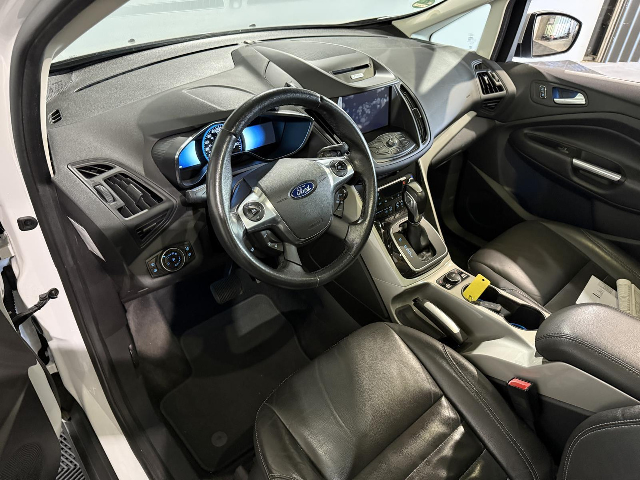 Henkilöauto Ford C-Max 2.0 Plug-in Hybrid Titanium Plus | HL-834-P: kuva Henkilöauto Ford C-Max 2.0 Plug-in Hybrid Titanium Plus | HL-834-P