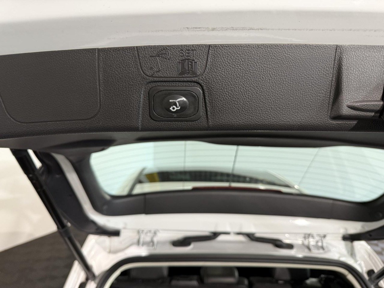 Henkilöauto Ford C-Max 2.0 Plug-in Hybrid Titanium Plus | HL-834-P: kuva Henkilöauto Ford C-Max 2.0 Plug-in Hybrid Titanium Plus | HL-834-P