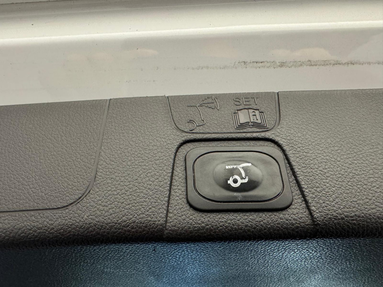 Henkilöauto Ford C-Max 2.0 Plug-in Hybrid Titanium Plus | HL-834-P: kuva Henkilöauto Ford C-Max 2.0 Plug-in Hybrid Titanium Plus | HL-834-P