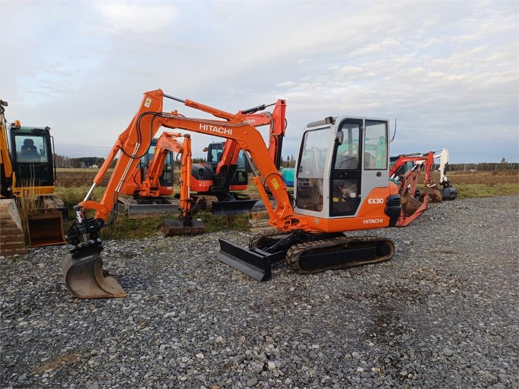 Hitachi EX30 Kallistuvalla liittimellä - Minikuormaaja: kuva Hitachi EX30 Kallistuvalla liittimellä - Minikuormaaja Hitachi EX30 Kallistuvalla liittimellä - Minikuormaaja: kuva Hitachi EX30 Kallistuvalla liittimellä - Minikuormaaja