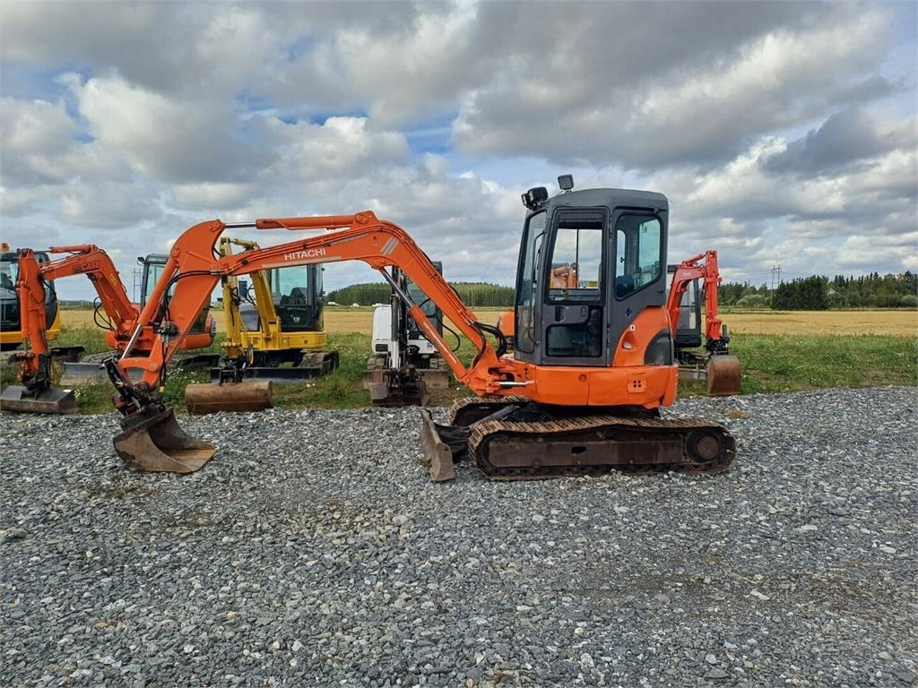 Hitachi EX50U kallistuvalla s40 liittimellä. - Minikuormaaja: kuva Hitachi EX50U kallistuvalla s40 liittimellä. - Minikuormaaja Hitachi EX50U kallistuvalla s40 liittimellä. - Minikuormaaja: kuva Hitachi EX50U kallistuvalla s40 liittimellä. - Minikuormaaja