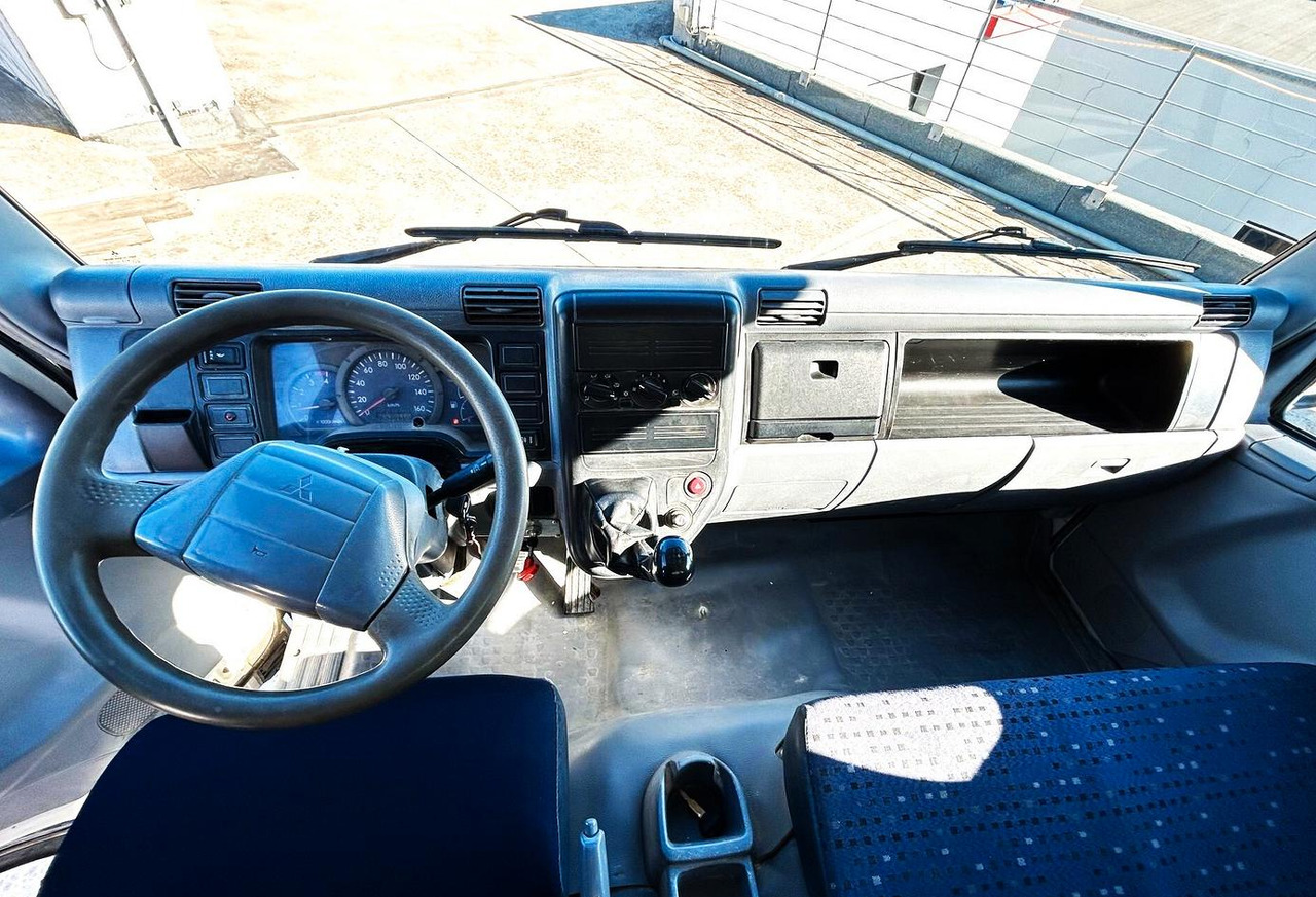 Interior photo 1: Kippiauto kuorma-auto Mitsubishi Canter 3C13 Ribaltabile trilaterale