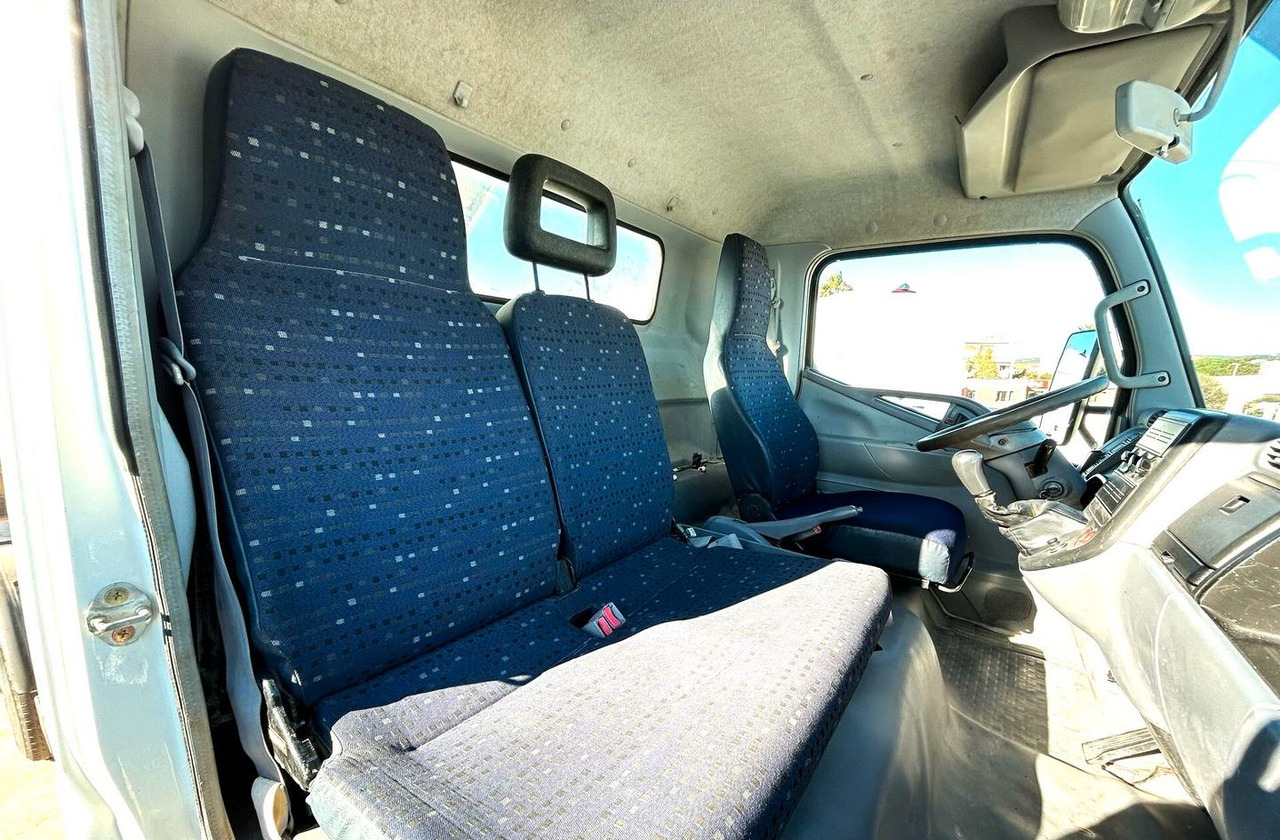 Kippiauto kuorma-auto Mitsubishi Canter 3C13 Ribaltabile trilaterale: kuva Kippiauto kuorma-auto Mitsubishi Canter 3C13 Ribaltabile trilaterale