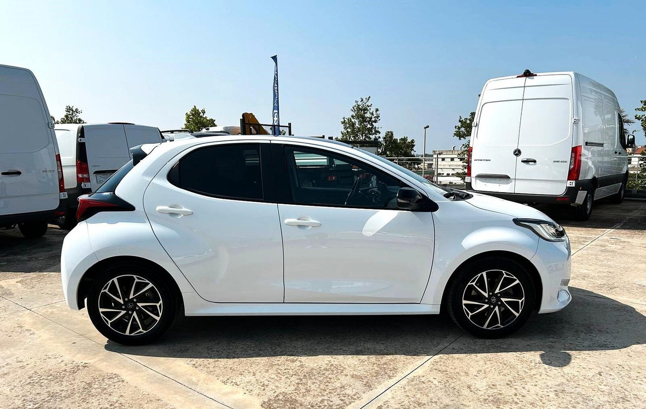 Toyota Yaris 1.5 Hybrid 5 porte Lounge - Sedan: kuva Toyota Yaris 1.5 Hybrid 5 porte Lounge - Sedan Toyota Yaris 1.5 Hybrid 5 porte Lounge - Sedan: kuva Toyota Yaris 1.5 Hybrid 5 porte Lounge - Sedan