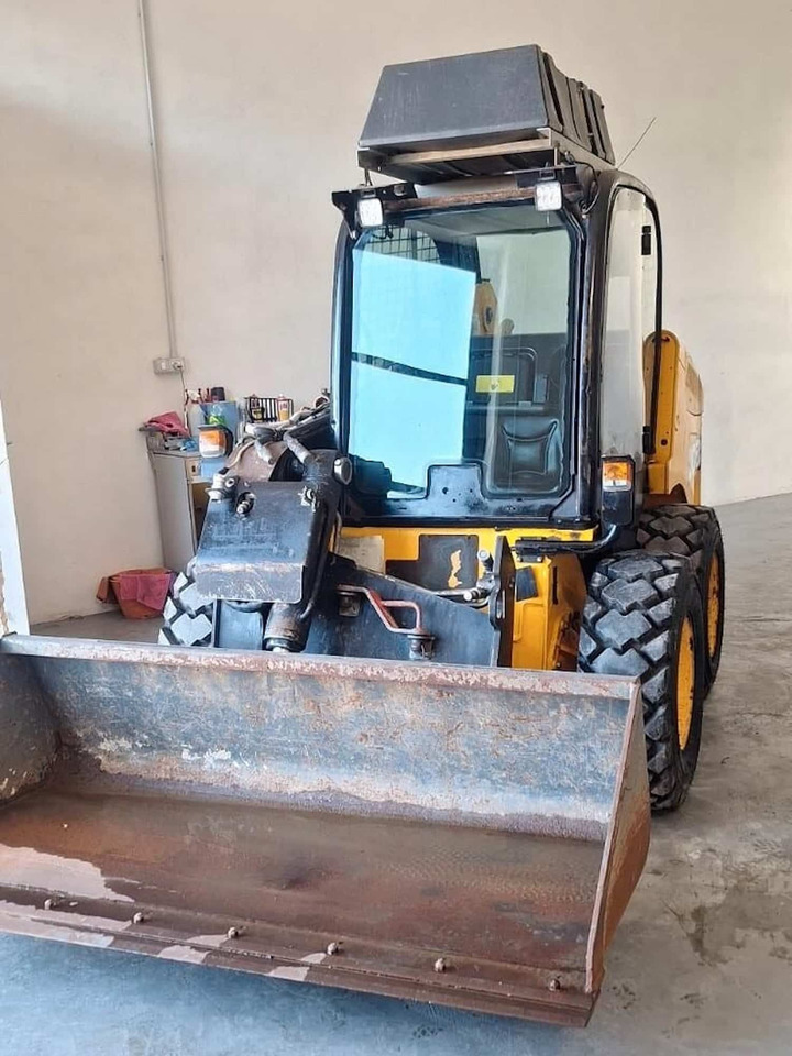 JCB 190HF - Liukuohjattu kuormaaja: kuva JCB 190HF - Liukuohjattu kuormaaja JCB 190HF - Liukuohjattu kuormaaja: kuva JCB 190HF - Liukuohjattu kuormaaja