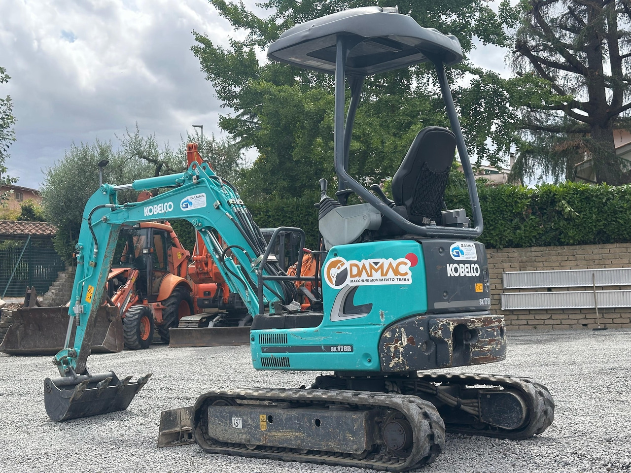 KOBELCO SK17SR-3E - Minikuormaaja: kuva KOBELCO SK17SR-3E - Minikuormaaja KOBELCO SK17SR-3E - Minikuormaaja: kuva KOBELCO SK17SR-3E - Minikuormaaja