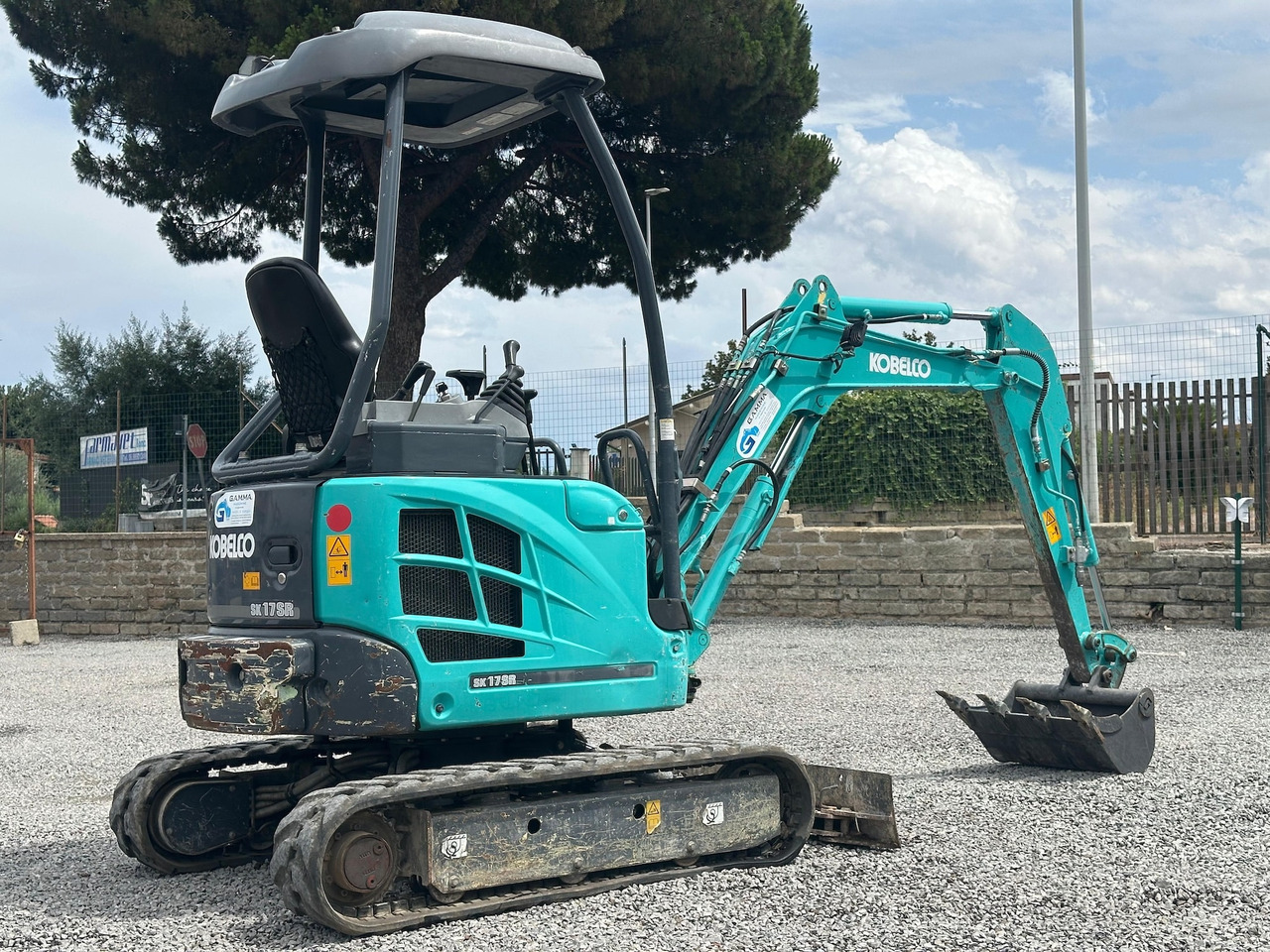 KOBELCO SK17SR-3E - Minikuormaaja: kuva KOBELCO SK17SR-3E - Minikuormaaja KOBELCO SK17SR-3E - Minikuormaaja: kuva KOBELCO SK17SR-3E - Minikuormaaja