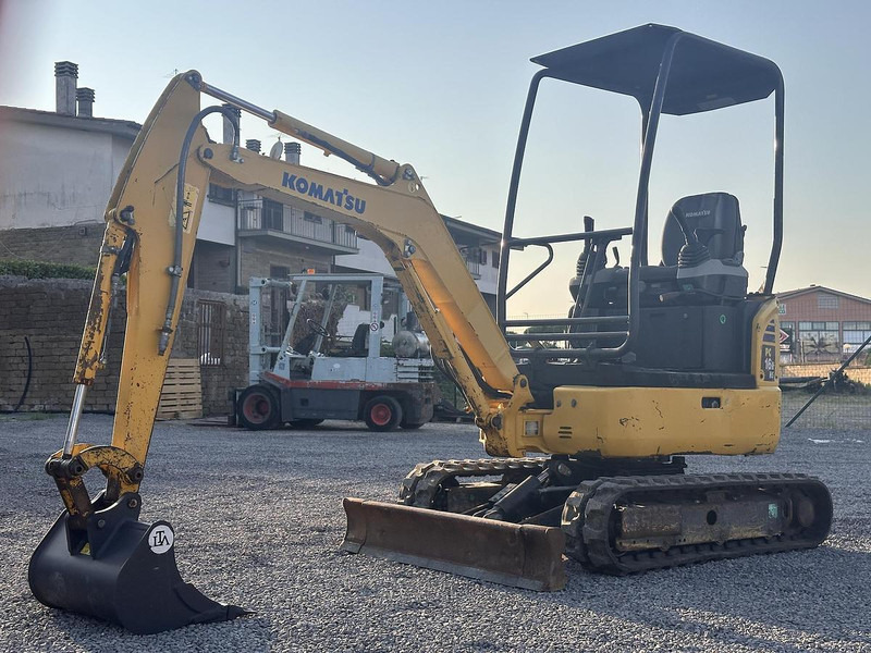 Komatsu PC16R-3HS - Minikuormaaja: kuva Komatsu PC16R-3HS - Minikuormaaja Komatsu PC16R-3HS - Minikuormaaja: kuva Komatsu PC16R-3HS - Minikuormaaja