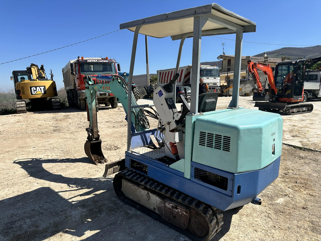 UTEX 1.3 - Minikuormaaja: kuva UTEX 1.3 - Minikuormaaja UTEX 1.3 - Minikuormaaja: kuva UTEX 1.3 - Minikuormaaja