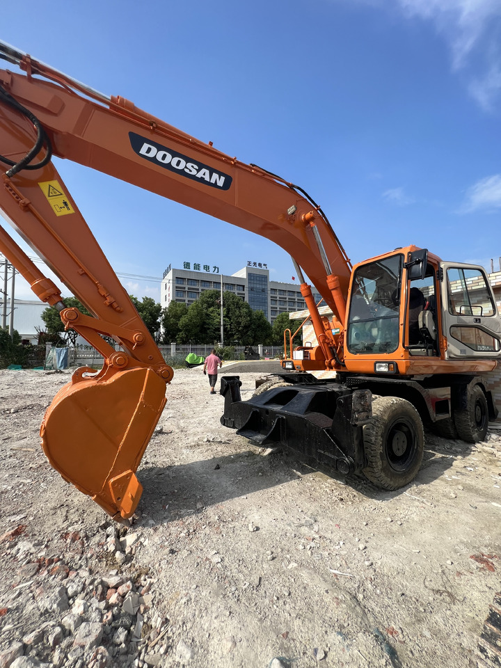 DOOSAN DX210 - Pyöräalustainen kaivinkone: kuva DOOSAN DX210 - Pyöräalustainen kaivinkone DOOSAN DX210 - Pyöräalustainen kaivinkone: kuva DOOSAN DX210 - Pyöräalustainen kaivinkone