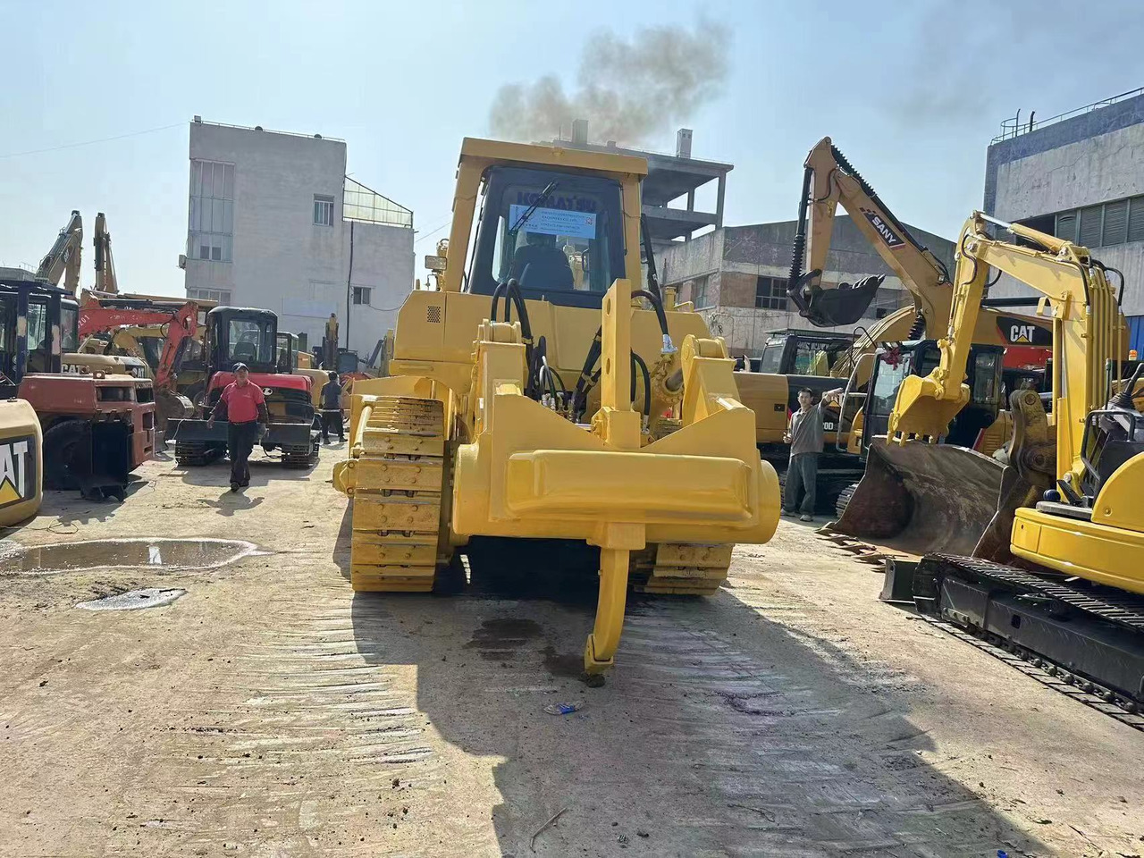 Komatsu D155A-6 - Puskutraktori: kuva Komatsu D155A-6 - Puskutraktori Komatsu D155A-6 - Puskutraktori: kuva Komatsu D155A-6 - Puskutraktori