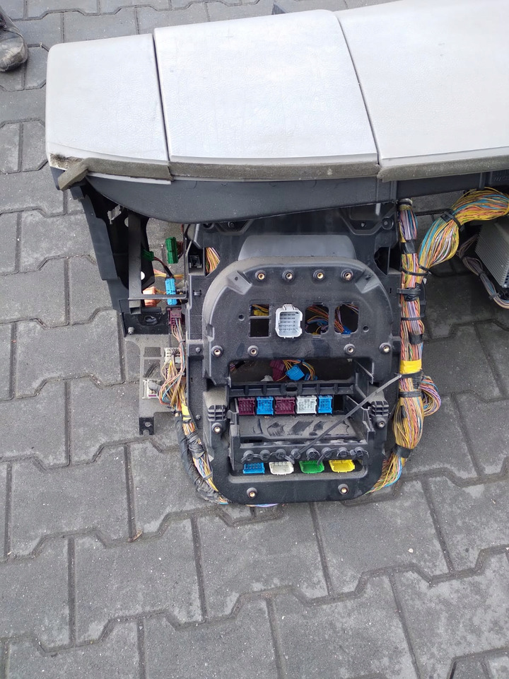 RENAULT KONSOLA DESKA ROZDZIELCZA PRZEKŁADKA ANGLIKA RENAULT LANDER KERAX MIDLUM - Kojelauta - Kuorma-auto: kuva RENAULT KONSOLA DESKA ROZDZIELCZA PRZEKŁADKA ANGLIKA RENAULT LANDER KERAX MIDLUM - Kojelauta - Kuorma-auto RENAULT KONSOLA DESKA ROZDZIELCZA PRZEKŁADKA ANGLIKA RENAULT LANDER KERAX MIDLUM - Kojelauta - Kuorma-auto: kuva RENAULT KONSOLA DESKA ROZDZIELCZA PRZEKŁADKA ANGLIKA RENAULT LANDER KERAX MIDLUM - Kojelauta - Kuorma-auto