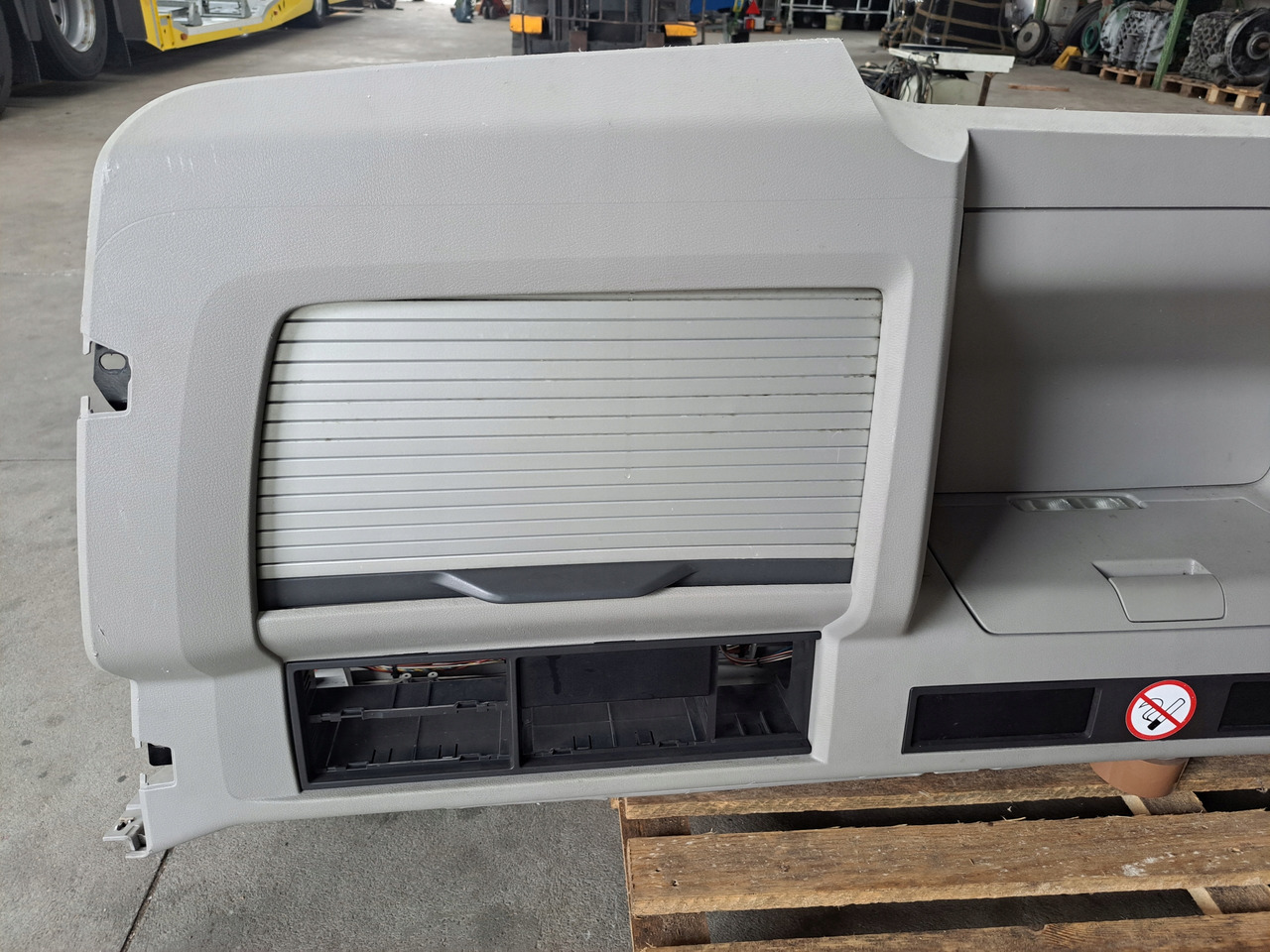 VOLVO PÓŁKA KONSOLA GÓRNA SCHOWEK VOLVO FH 13 LIFT VOLVO FM KABINA XL - Ohjaamo ja sisustus - Kuorma-auto: kuva VOLVO PÓŁKA KONSOLA GÓRNA SCHOWEK VOLVO FH 13 LIFT VOLVO FM KABINA XL - Ohjaamo ja sisustus - Kuorma-auto VOLVO PÓŁKA KONSOLA GÓRNA SCHOWEK VOLVO FH 13 LIFT VOLVO FM KABINA XL - Ohjaamo ja sisustus - Kuorma-auto: kuva VOLVO PÓŁKA KONSOLA GÓRNA SCHOWEK VOLVO FH 13 LIFT VOLVO FM KABINA XL - Ohjaamo ja sisustus - Kuorma-auto