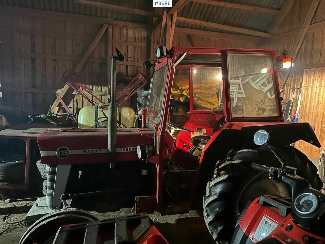 1972 Massey-Ferguson 135 w/ Tailgate and chains. - Traktori: kuva 1972 Massey-Ferguson 135 w/ Tailgate and chains. - Traktori 1972 Massey-Ferguson 135 w/ Tailgate and chains. - Traktori: kuva 1972 Massey-Ferguson 135 w/ Tailgate and chains. - Traktori
