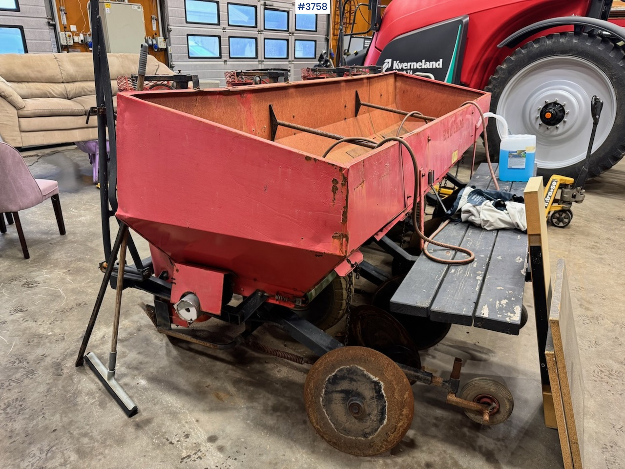 1985 Hylleberg 442 potato planter - Perunanistutuskone: kuva 1985 Hylleberg 442 potato planter - Perunanistutuskone 1985 Hylleberg 442 potato planter - Perunanistutuskone: kuva 1985 Hylleberg 442 potato planter - Perunanistutuskone