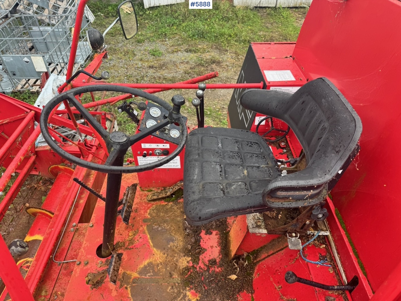 Leikkuupuimuri 1986 Massey Ferguson 330 combine harvester: kuva Leikkuupuimuri 1986 Massey Ferguson 330 combine harvester