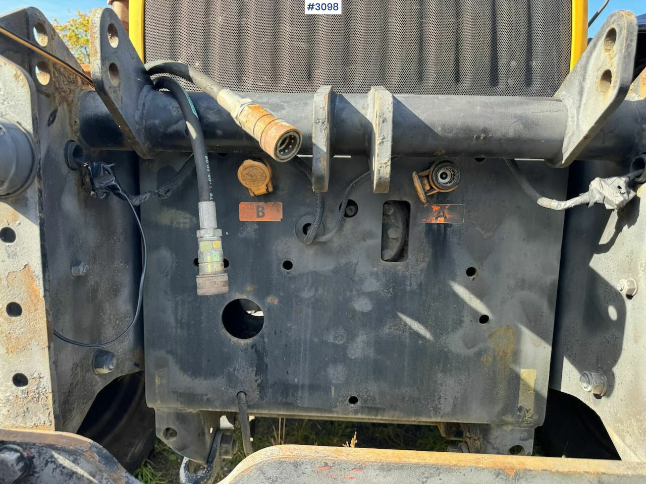 Traktori 2001 JCB Fastrac 3185 4x4. The plow rigged and two sets of tires.: kuva Traktori 2001 JCB Fastrac 3185 4x4. The plow rigged and two sets of tires.
