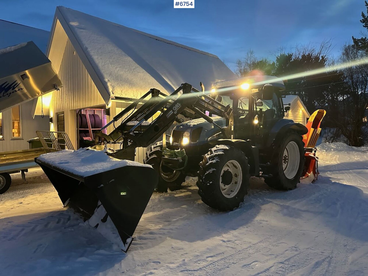 2004 New Holland TS115A 4x4 w/ Front loader, bucket, grading bucket and snow blower. - Traktori: kuva 2004 New Holland TS115A 4x4 w/ Front loader, bucket, grading bucket and snow blower. - Traktori 2004 New Holland TS115A 4x4 w/ Front loader, bucket, grading bucket and snow blower. - Traktori: kuva 2004 New Holland TS115A 4x4 w/ Front loader, bucket, grading bucket and snow blower. - Traktori