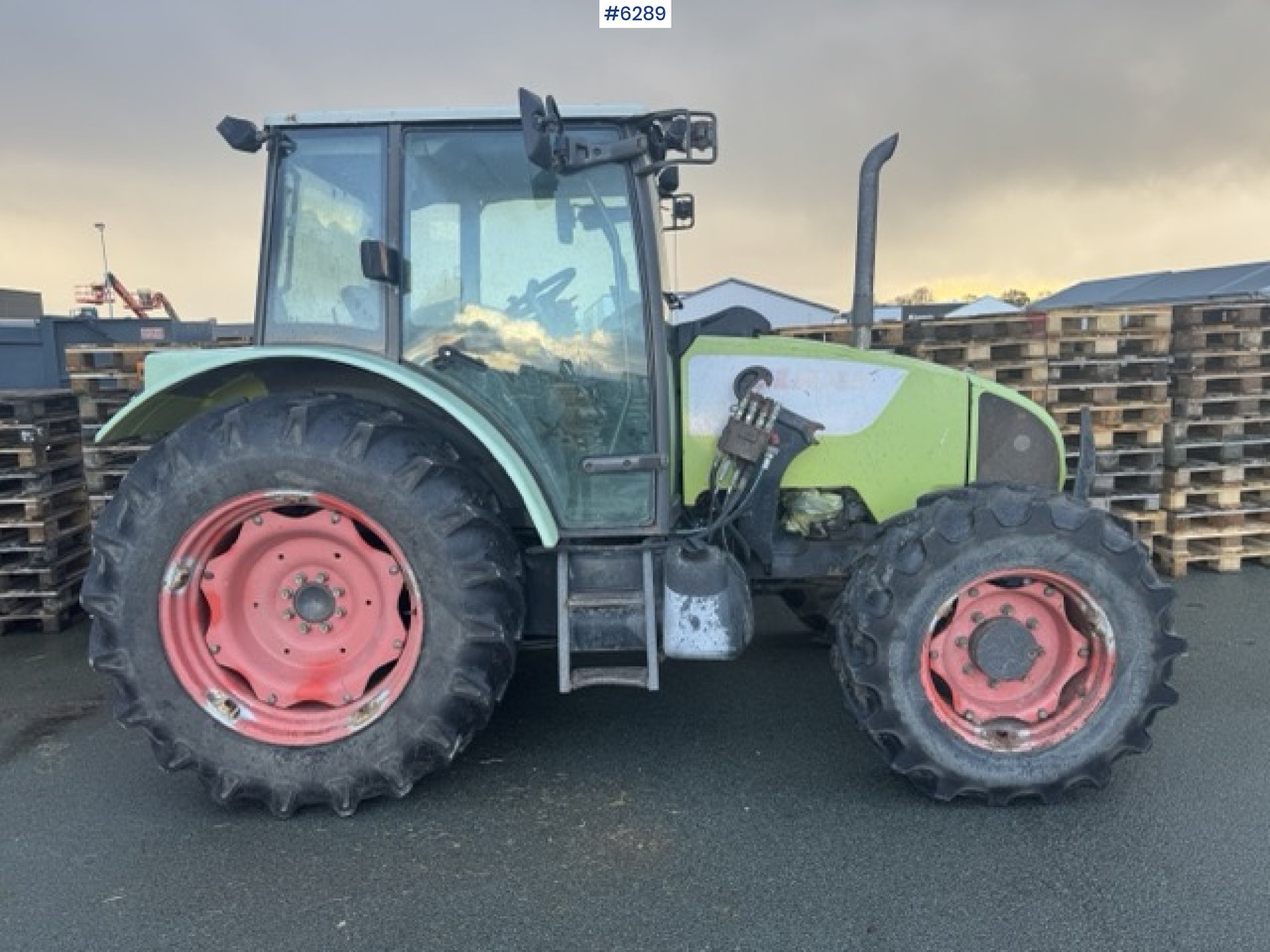 Traktori 2007 Claas Celtis 466 with Stoll Front Loader – Repair Object: kuva Traktori 2007 Claas Celtis 466 with Stoll Front Loader – Repair Object