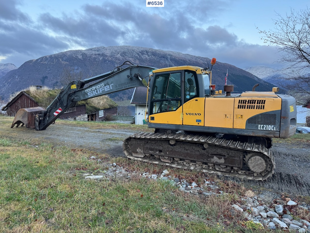 2007 Volvo EC 210 CL w/ excavator bucket and good chassis. - Kaivuri: kuva 2007 Volvo EC 210 CL w/ excavator bucket and good chassis. - Kaivuri 2007 Volvo EC 210 CL w/ excavator bucket and good chassis. - Kaivuri: kuva 2007 Volvo EC 210 CL w/ excavator bucket and good chassis. - Kaivuri