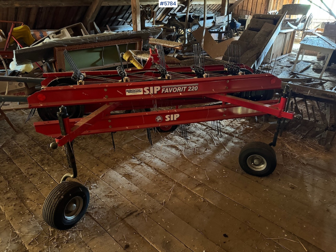 2008 SIP Favorit 220 Side Delivery Rake - Heinäkone: kuva 2008 SIP Favorit 220 Side Delivery Rake - Heinäkone 2008 SIP Favorit 220 Side Delivery Rake - Heinäkone: kuva 2008 SIP Favorit 220 Side Delivery Rake - Heinäkone