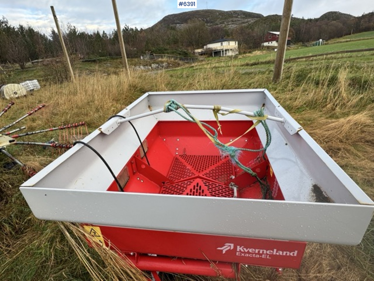 2016 Kverneland fertilizer spreader. Repair object. - Lannoitteenlevitin: kuva 2016 Kverneland fertilizer spreader. Repair object. - Lannoitteenlevitin 2016 Kverneland fertilizer spreader. Repair object. - Lannoitteenlevitin: kuva 2016 Kverneland fertilizer spreader. Repair object. - Lannoitteenlevitin